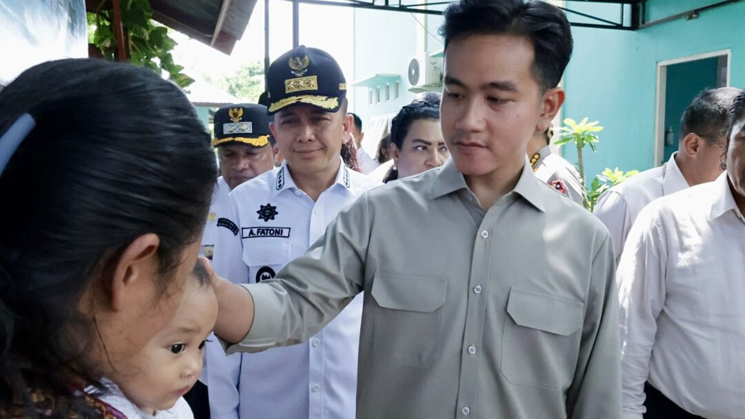 Pj Gubernur Papua Agus Fatoni Dampingi Wapres Gibran Tinjau Cek Kesehatan Gratis di Puskesmas Kampung Harapan