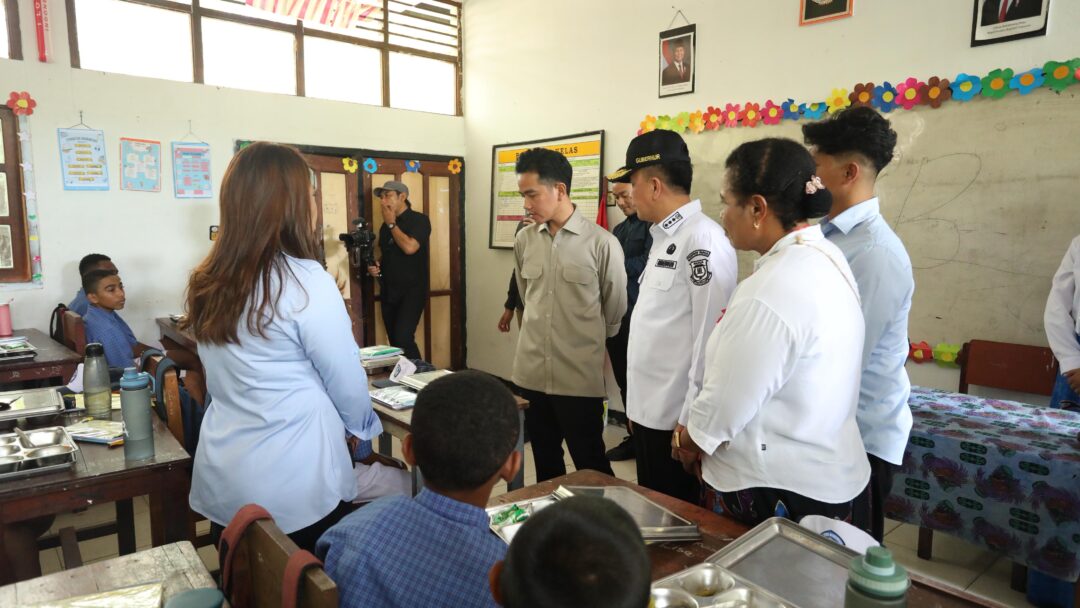 Pj Gubernur Papua Agus Fatoni Dampingi Wapres Gibran Tinjau Program MBG di SMP Negeri 2 Sentani