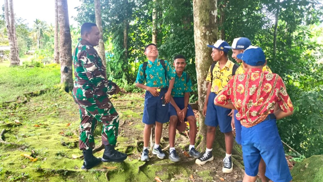 Babinsa Berikan Motivasi Siswa SMPN 1 Biak Utara: Jangan Takut Bermimpi, Rajinlah Belajar