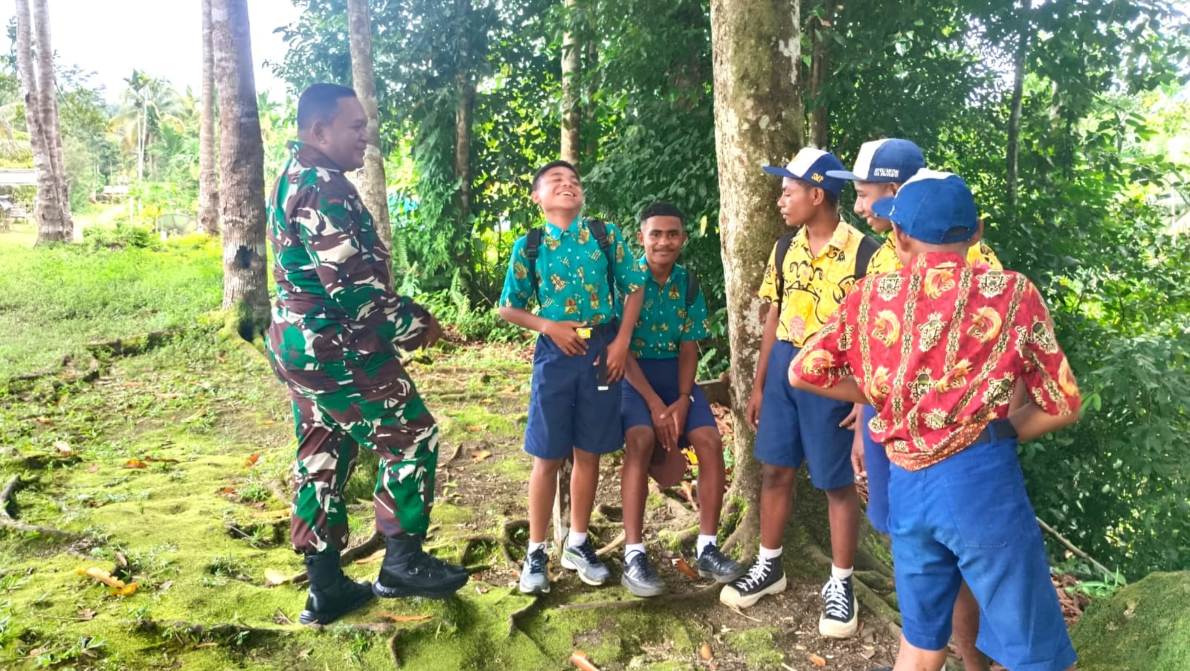 Babinsa Berikan Motivasi Siswa SMPN 1 Biak Utara: Jangan Takut Bermimpi, Rajinlah Belajar