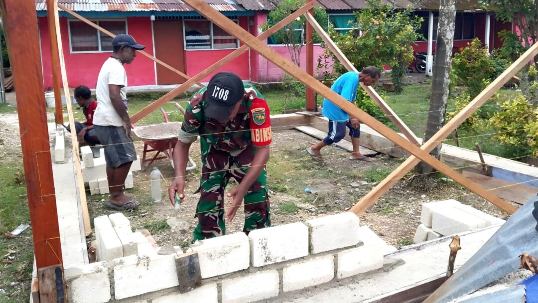 Dibantu Bangun Rumah, Warga: Terima Kasih Babinsa dan Selamat HUT TNI