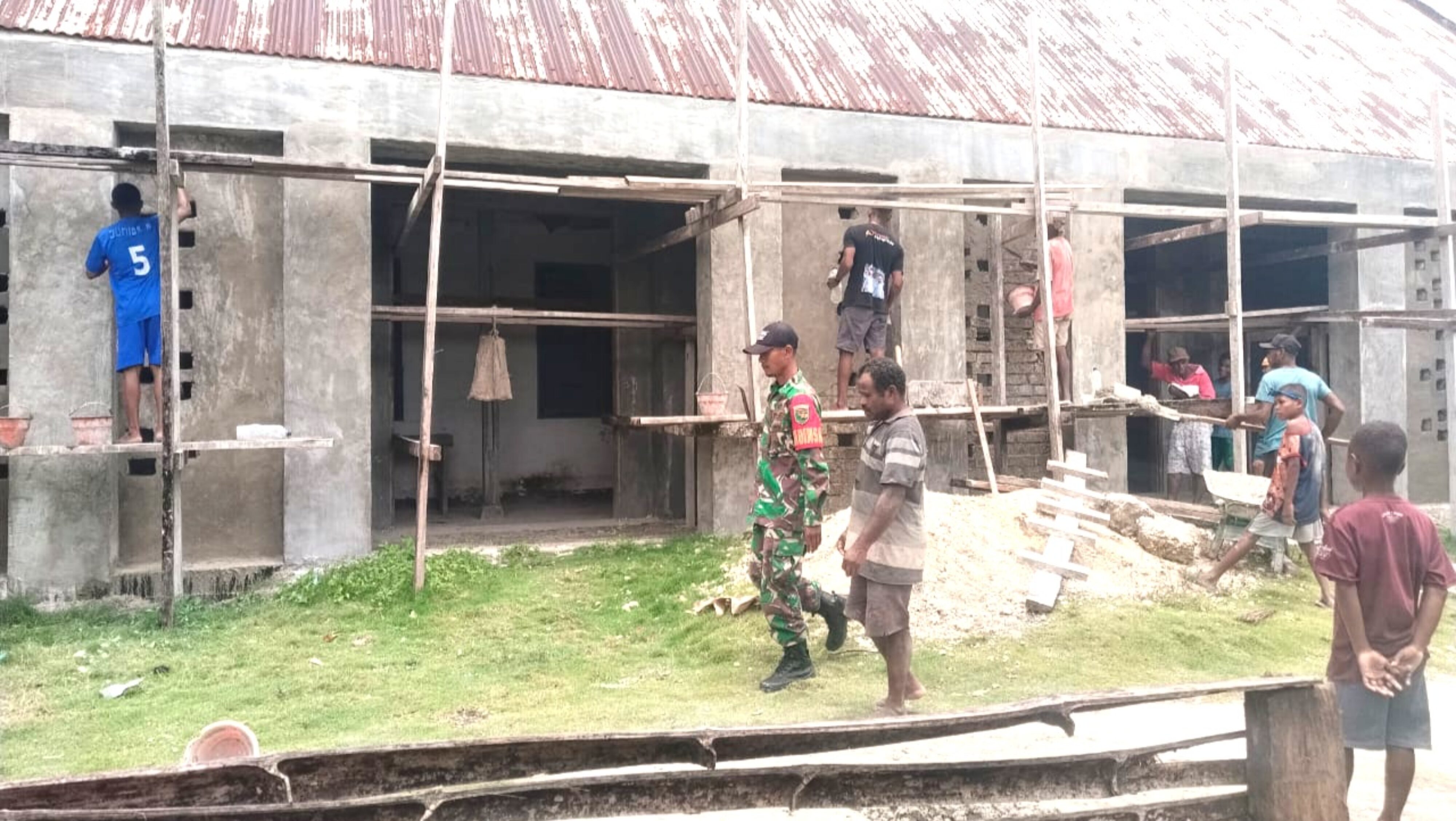 Wujudkan Semangat Kebersamaan, Babinsa Warsa Bantu Pembangunan Gereja di Kampung Maniri