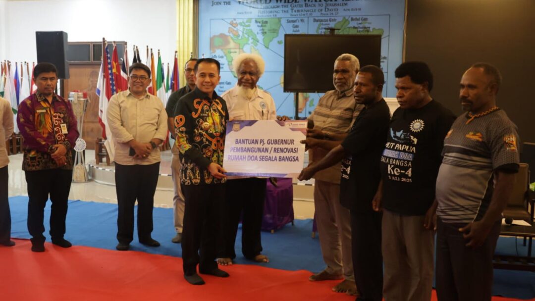Pj Gubernur Papua Agus Fatoni Serahkan Bantuan ke Gereja Injil di Indonesia Holandia
