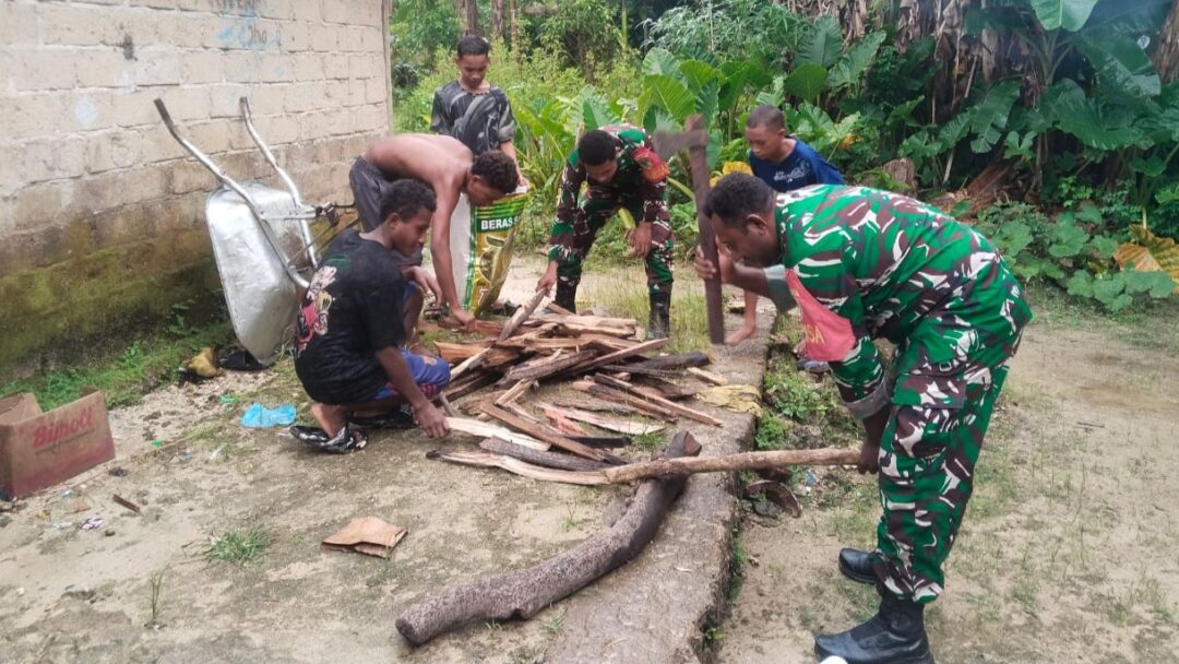 Jelang HUT TNI, Babinsa Warsa Peduli Warganya Bantu Belah Kayu Bakar
