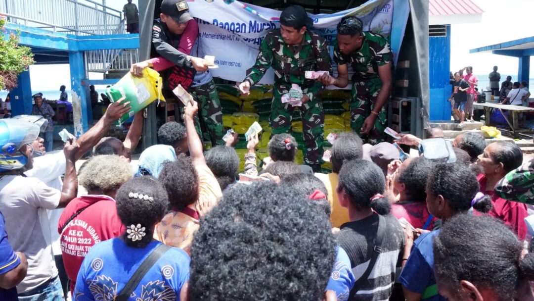 Sambut HUT Ke-80 TNI, Kodim 1708/BN Gelar Gerakan Pangan Murah di Pasar Bosnik