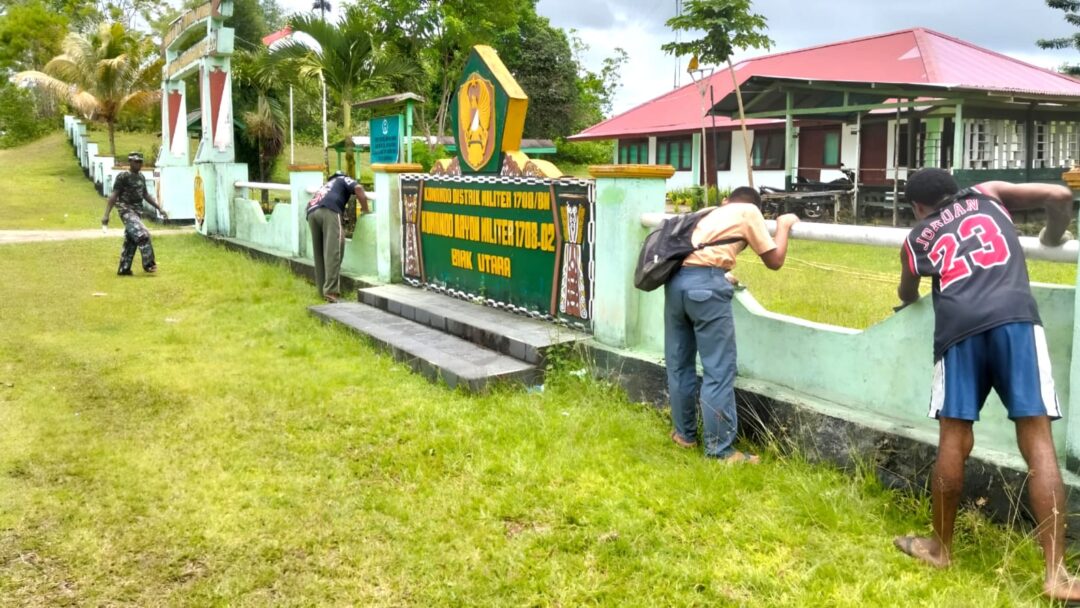 Sambut HUT Ke-80 TNI, Koramil Biak Utara Bersama Warga Gelar Aksi Bersih Kantor