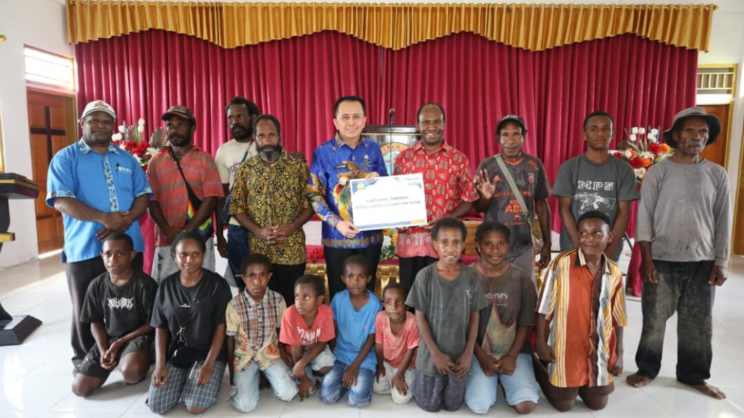 Pj Gubernur Agus Fatoni Beri Bantuan ke Gereja-Panti Asuhan di Keerom