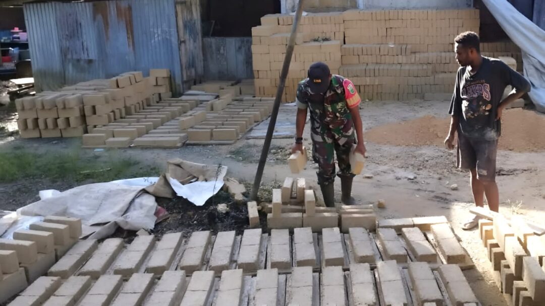 Peduli Ekonomi Rakyat, Babinsa Koramil Supiori Selatan Bantu Pengarjin Batu Tela