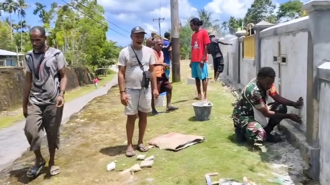 Semangat Gotong-Royong, Babinsa Biak Barat dan Warga Perbaiki Pagar Gereja