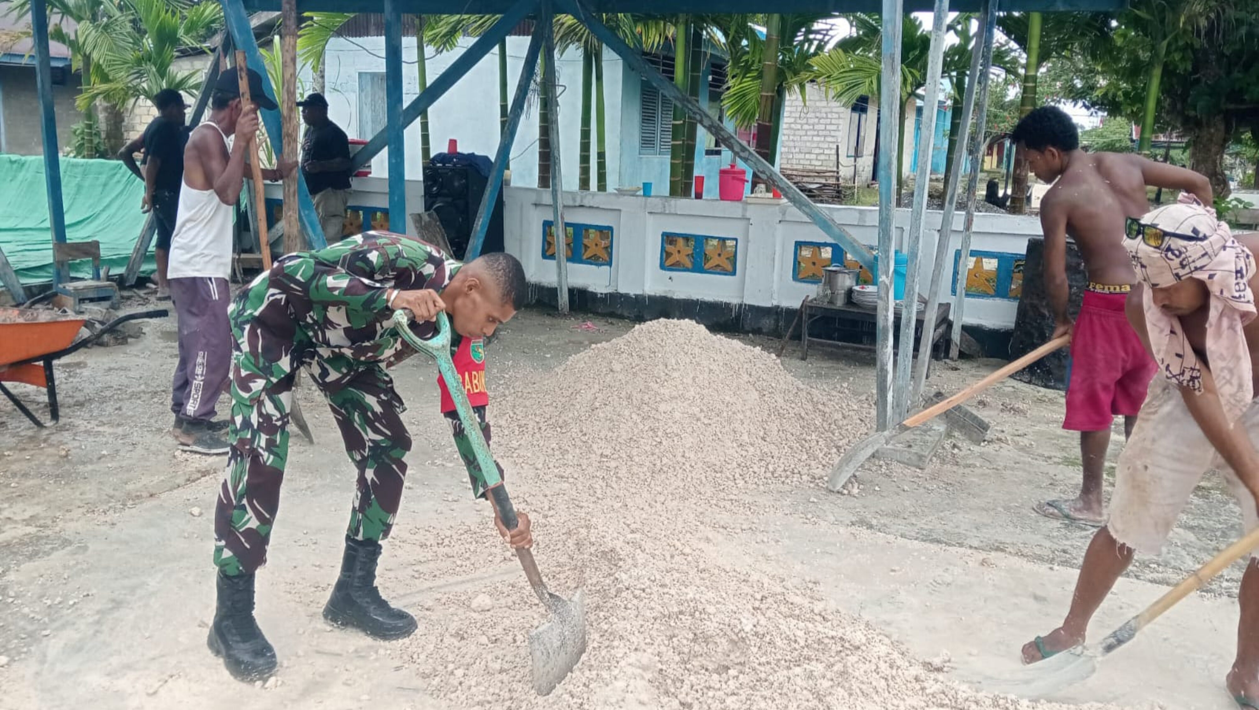 Babinsa Numfor Bantu Warga Jemaat GKI Bahitell Yenburwo Buat Campuran Batu Tela