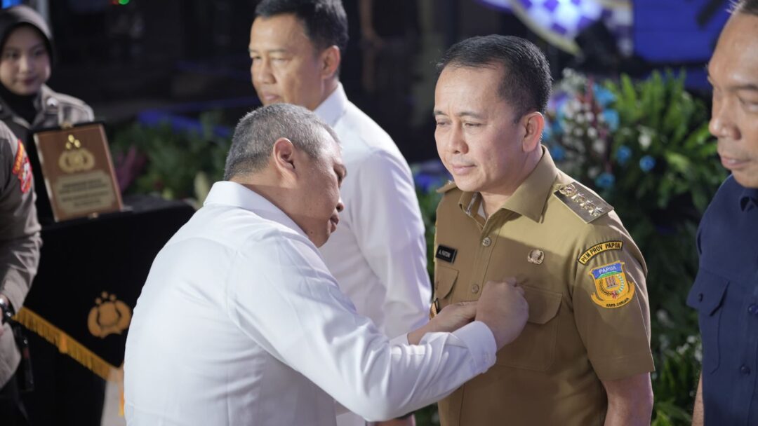 Kedua kalinya, Pj Gubernur Papua Agus Fatoni Terima Penghargaan PIN Emas dari Kapolri