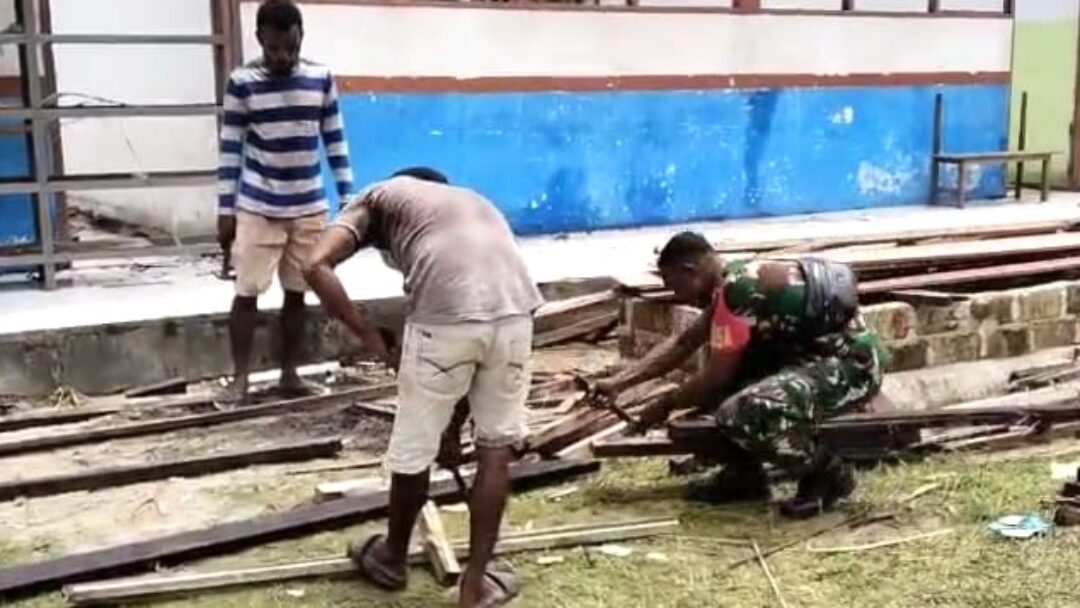 Babinsa Supiori Utara Bantu Buat Rak Buku Perpustakaan SD Yenggarbun