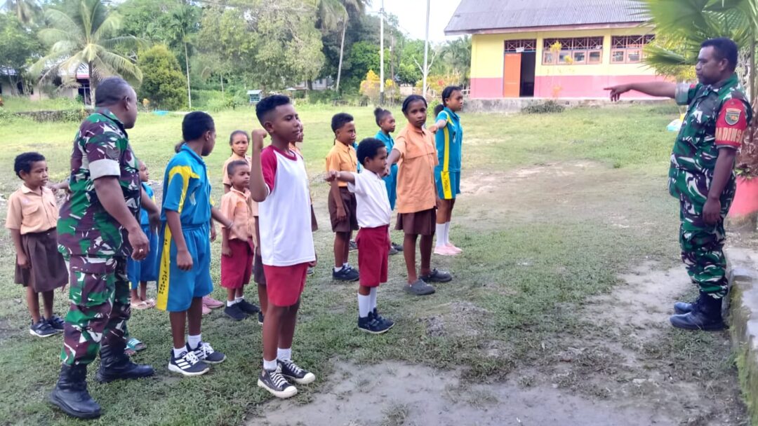 Tanamkan Disiplin dan Cinta Tanah Air, Babinsa Melatih PBB Murid SD Inpres Yadibur