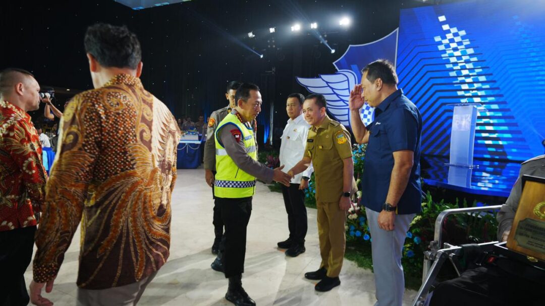 Kapolri Berikan Penghargaan PIN Emas Kedua Kalinya Kepada Dirjen Keuangan Daerah Kemendagri Agus Fatoni