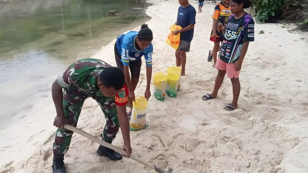 Wujud Nyata Kepedulian TNI, Babinsa Warsa Bantu Warga Ambil Pasir