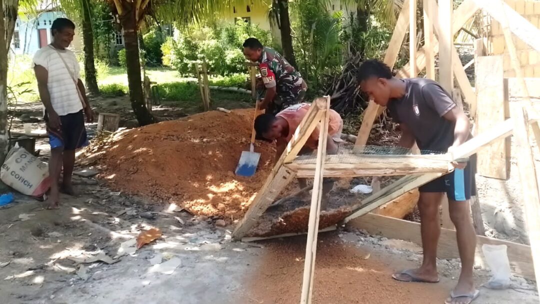 Wujud Kebersamaan TNI dan Warga, Babinsa Supiori Ikut Gotong-Royong Bangun Rumah