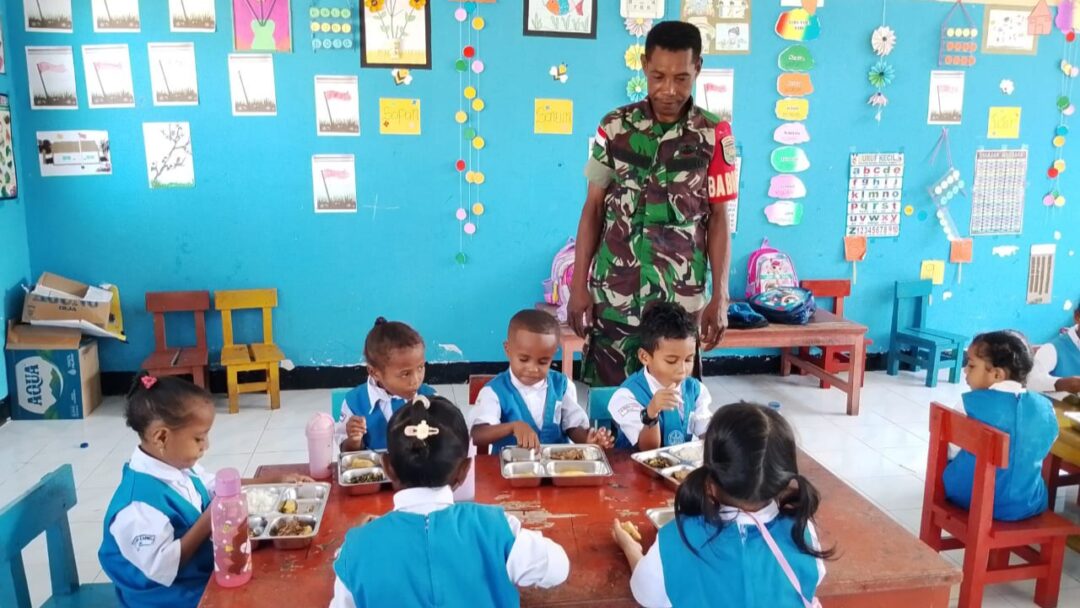 Dukung Program MBG, Babinsa Biak Timur Dampingi Proses Pendistribusian ke Sekolah