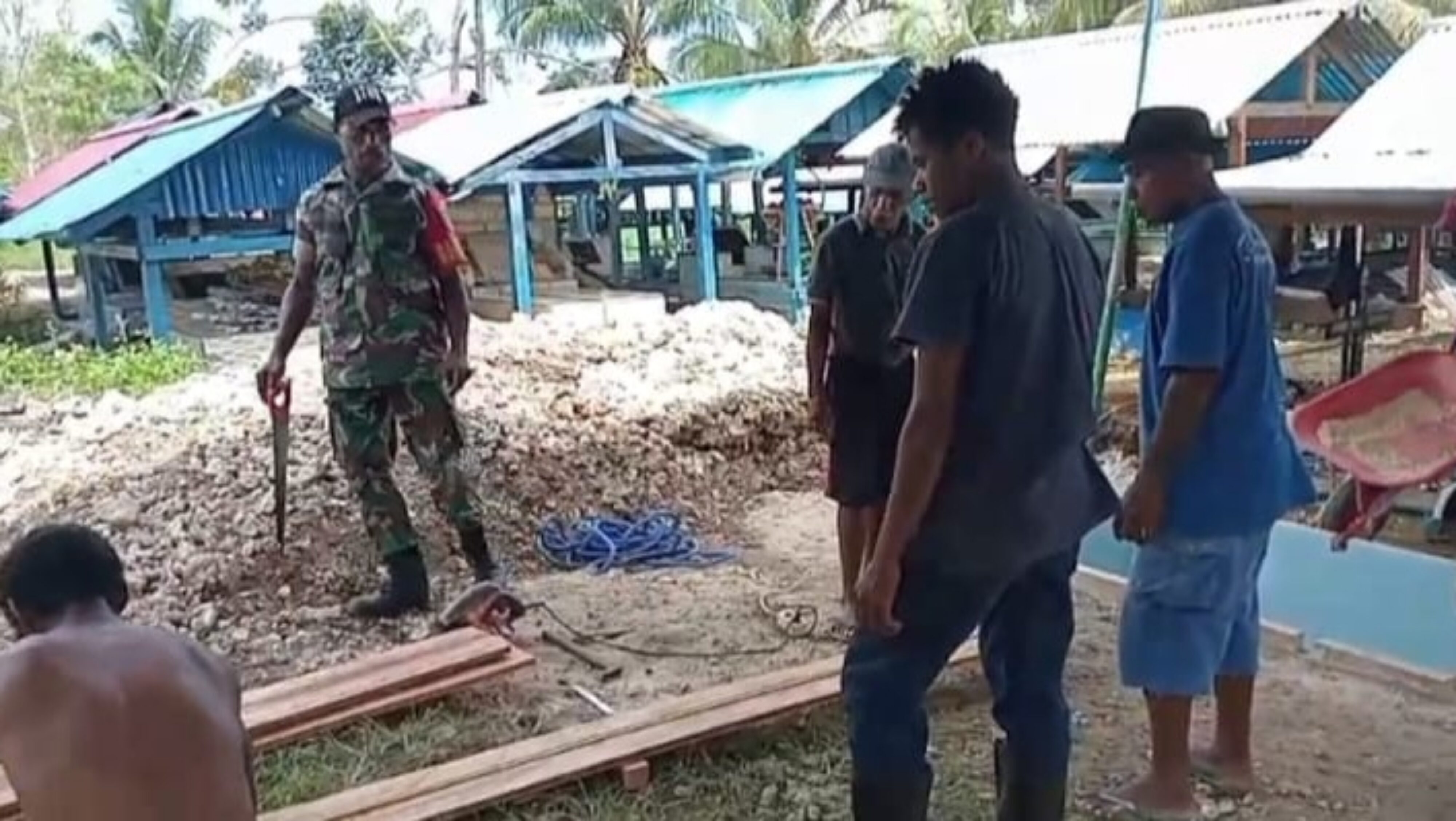 Wujudkan Kepedulian, Babinsa Biak Kota Bantu Pembuatan Makam Warga di Karang Mulia