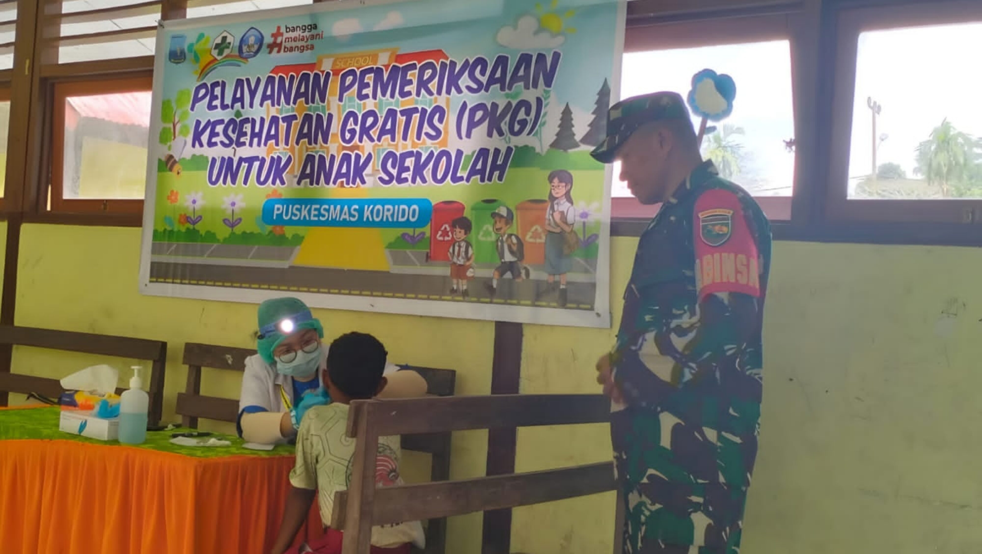 Peduli Generasi Muda, Babinsa Dampingi Pemeriksaan Kesehatan Gratis di SD YPK Korido