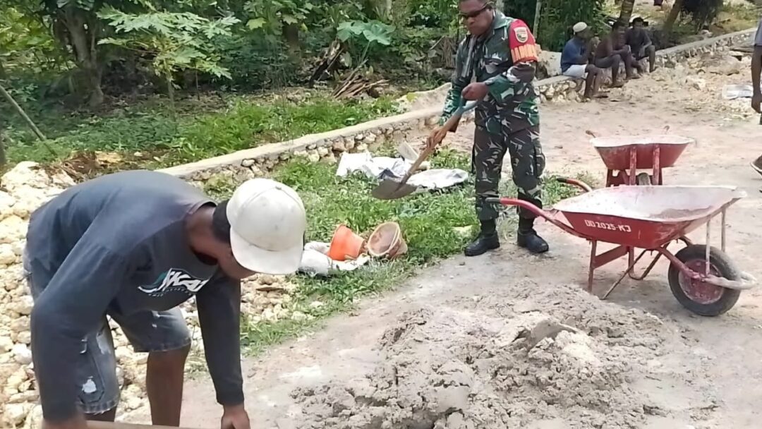 Atasi Genangan Air, Babinsa Supiori Bantu Warga Buat Parit