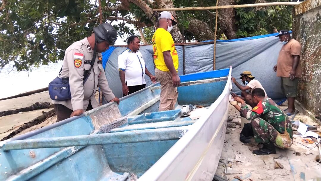 Dukung Kebutuhan Nelayan, Babinsa Bantu Perbaikan Perahu Fiber di Supiori Utara