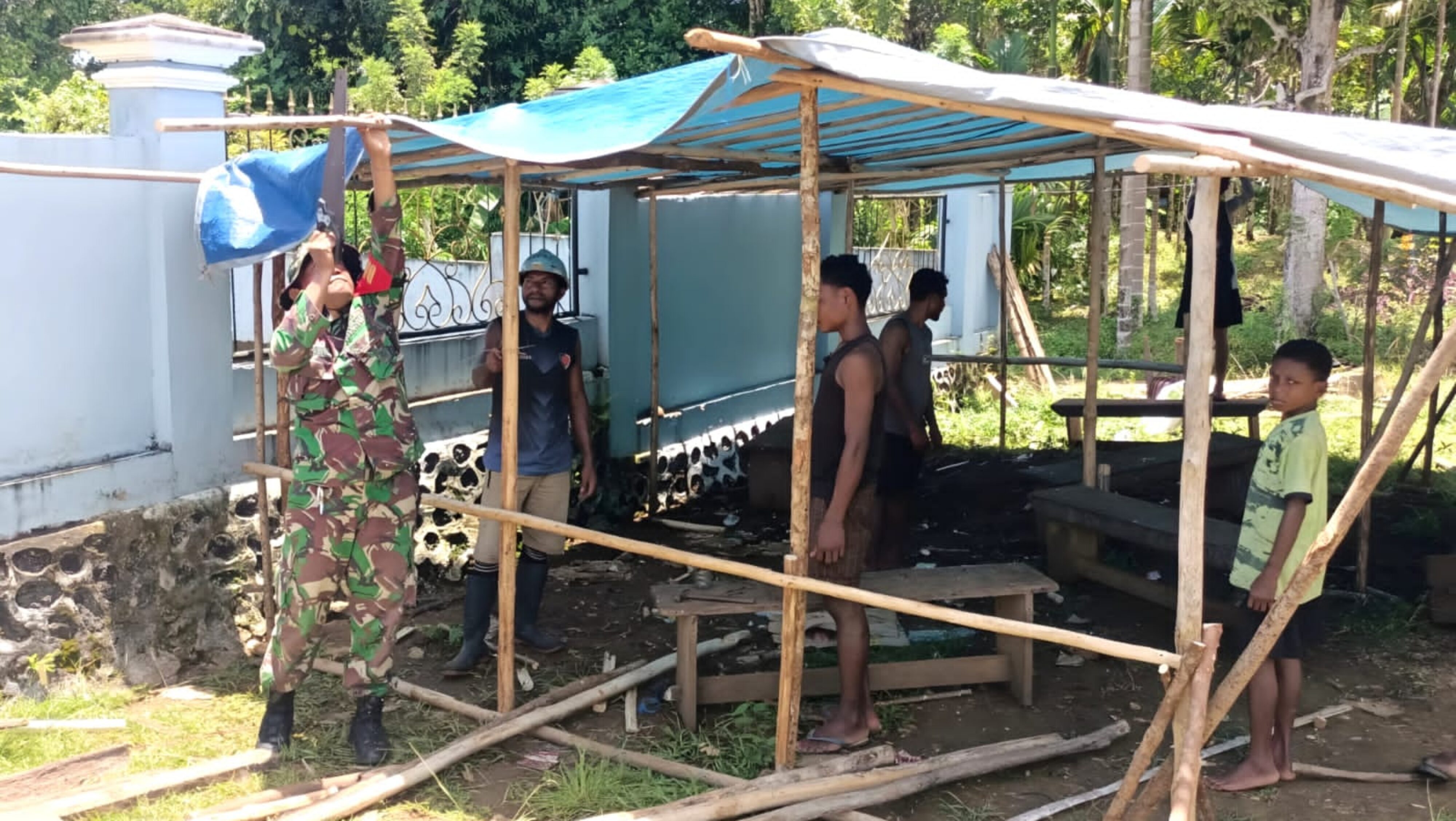 Pererat Kebersamaan, Babinsa Biak Barat Bantu Dirikan Pondok di Halaman Gereja