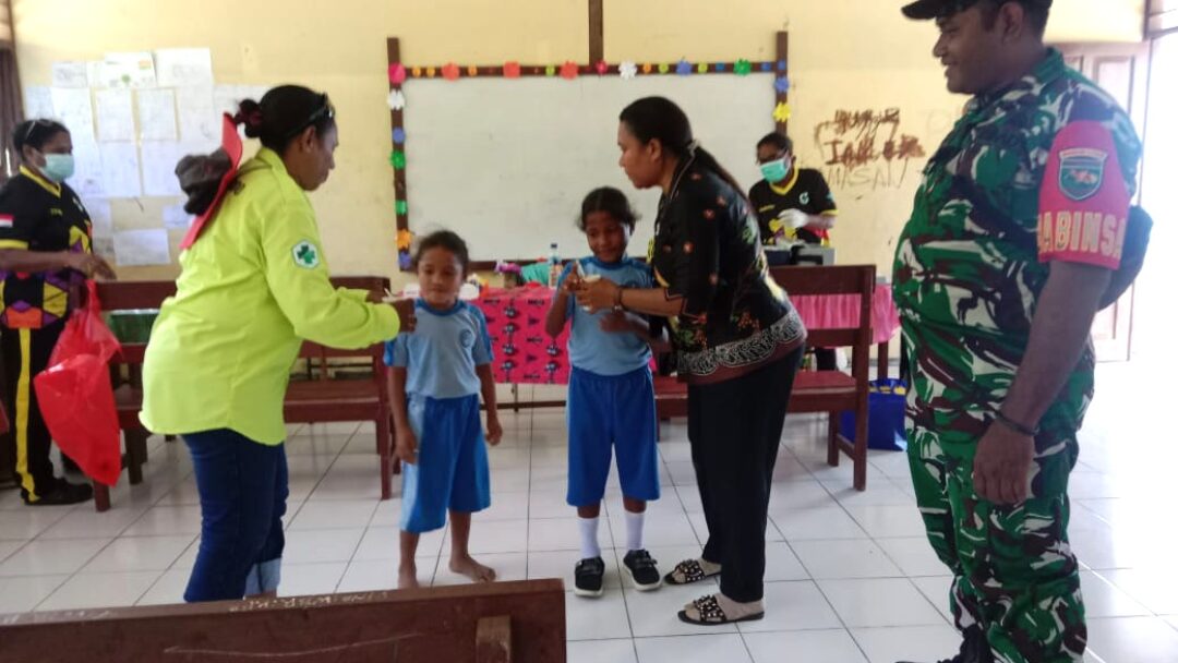 Tingkatkan Layanan Kesehatan Anak, Babinsa Hadiri Launching PKG di SD Inpres Kunef