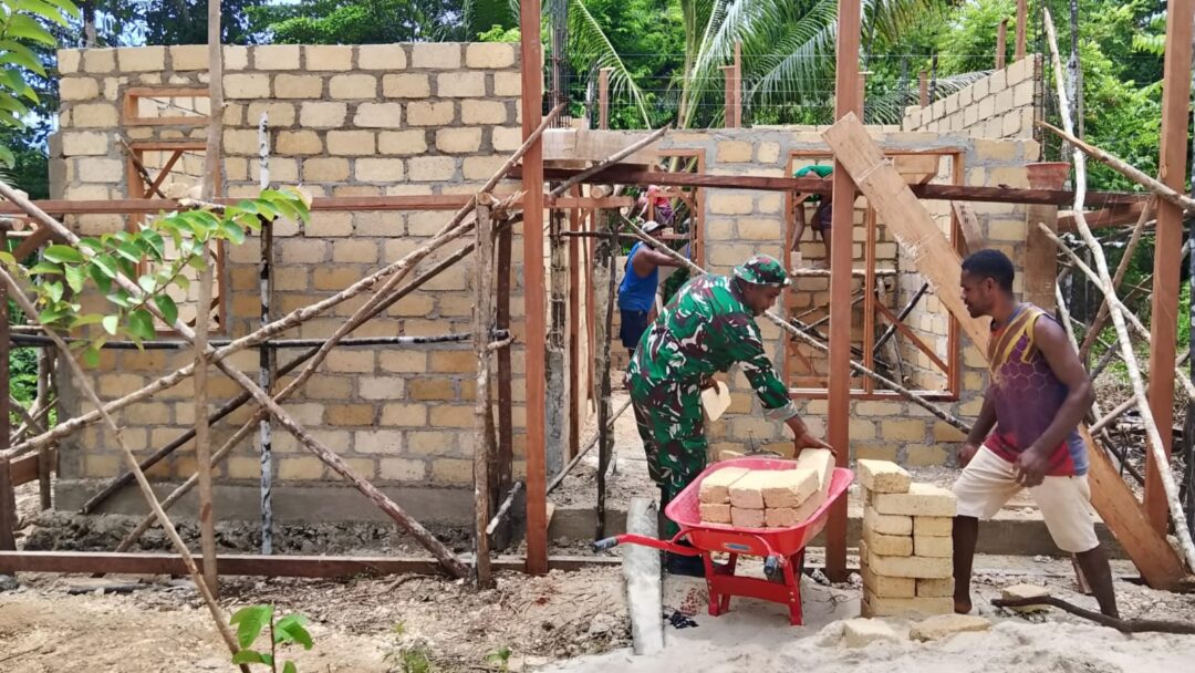 Ringankan Beban, Babinsa Bantu Bangun Rumah Warga