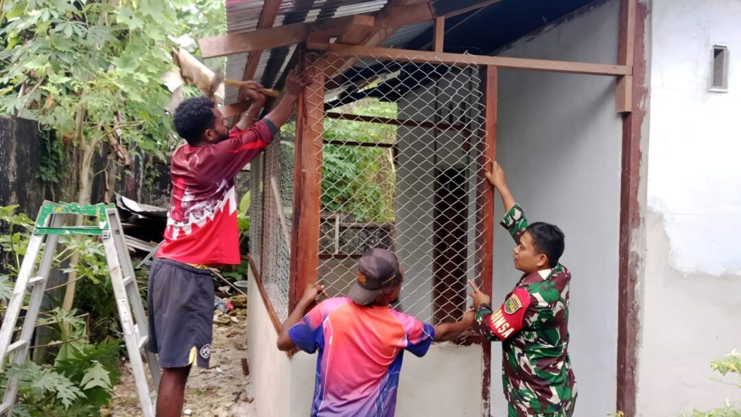 Peduli Sesama, Babinsa Warsa Bantu Pemasangan Kawat Ram Dapur Warga