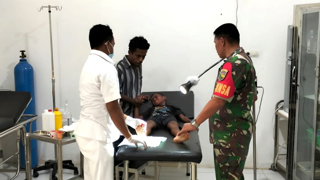 Sigap, Babinsa Mengantar Seorang Anak ke Puskesmas yang Terluka Saat Bermain Bola