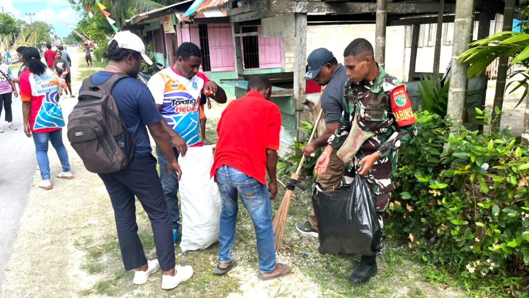 Semangat Kebersamaan, Babinsa dan Warga Gotong-Royong Bersihkan Kampung Yenburwo