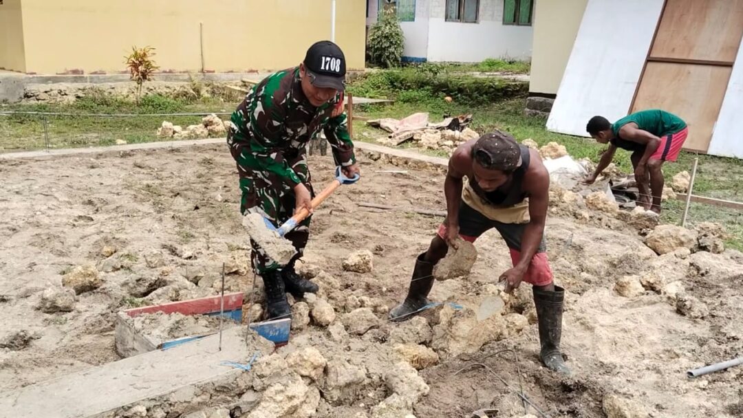 Peduli, Babinsa Serka Agustinus Ganna Bantu Warga Bangun Rumah di Desa Warsa