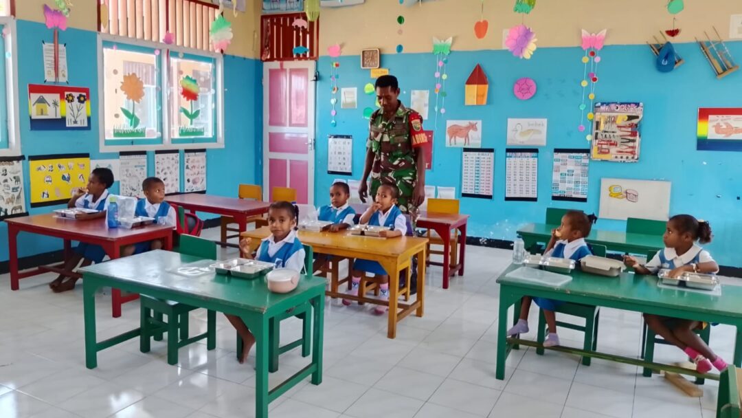 Dekung Generasi Sehat, Babinsa Aktif Dampingi Distribusi MBG Distrik Biak Timur