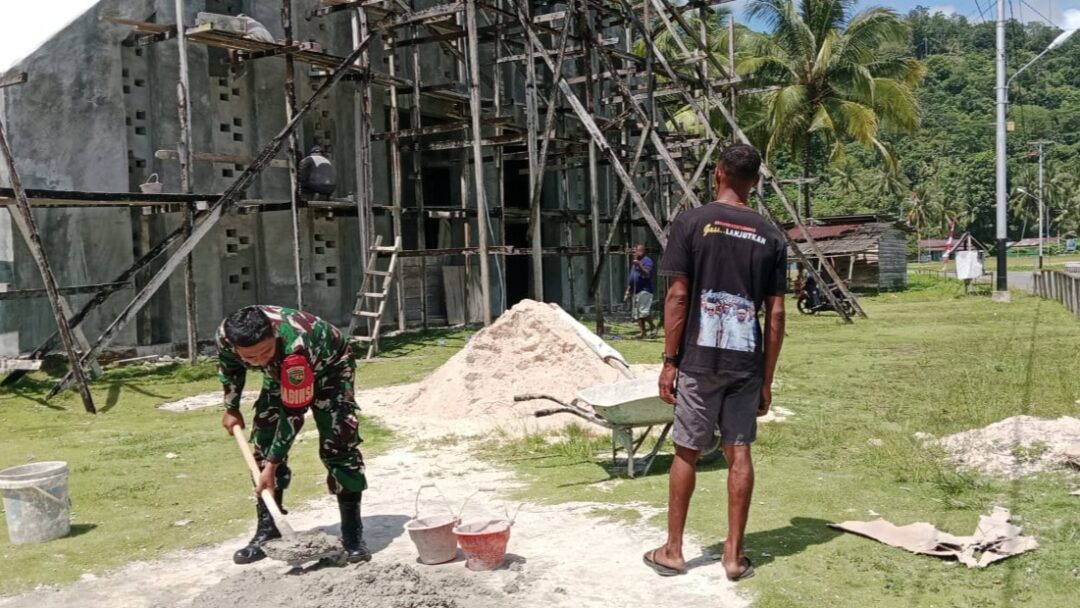 Peduli Warga, Babinsa Bantu Plester Gedung Gereja Jemaat Elim Warsa