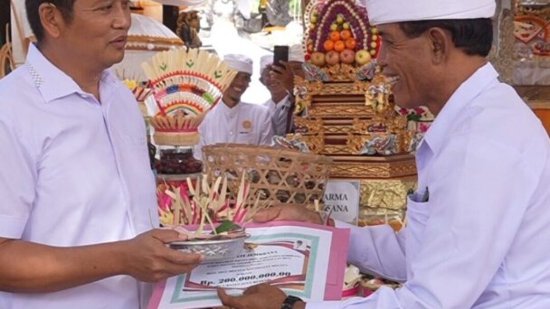 Ngenteg Linggih Pura Puseh Desa Melaya, Bupati Kembang Mapunia Gaji