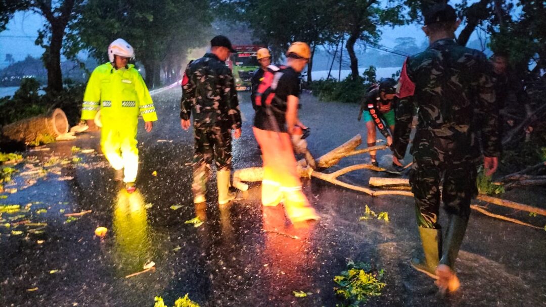 Banjir Di Sejumlah Titik, Bupati Kembang Instruksikan ASN Dan Struktur Partai Siaga Bantu Warga