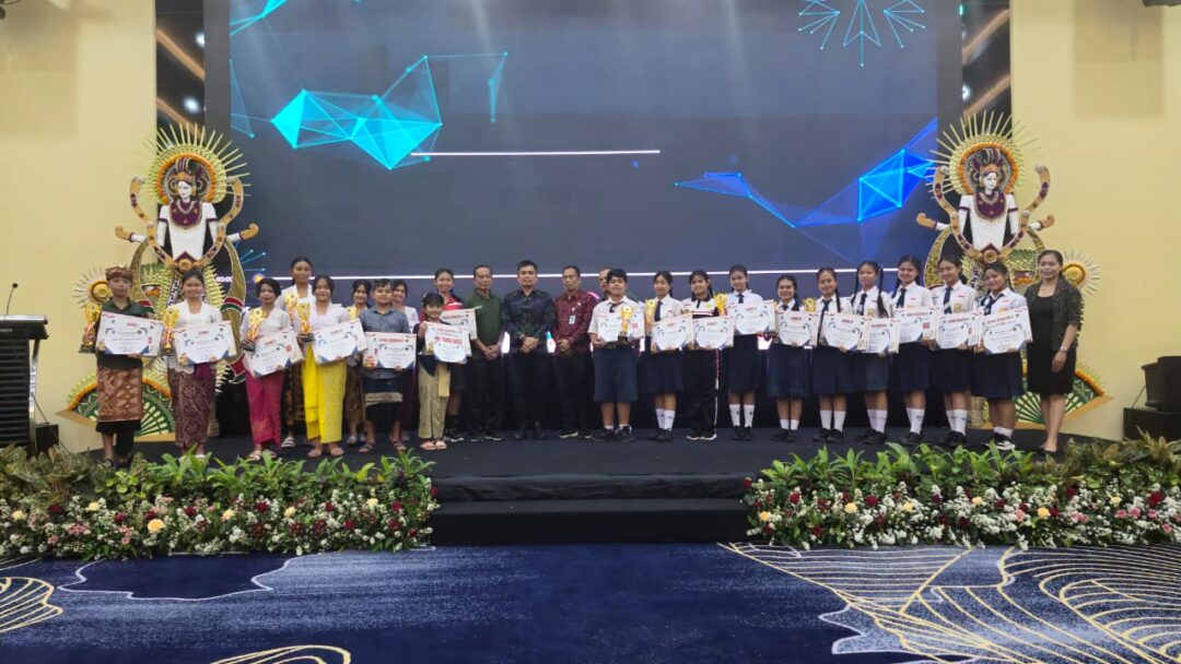 Wabup Ipat Serahkan Penghargaan Kepada Duta Literasi Jembrana