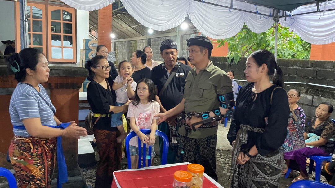 Sampaikan Duka Mendalam, Bupati Jembrana Beri Santunan Keluarga Korban Bencana Banjir