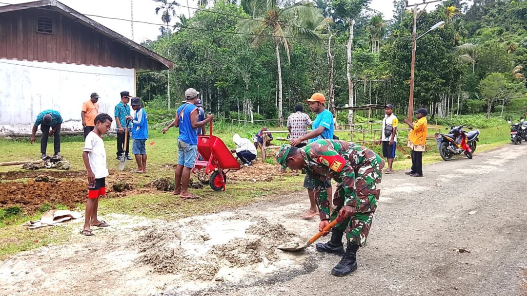 Babinsa Biak Utara Bantu Warga Bangun Pondasi Pagar Sekolah di Wilayah Binaan