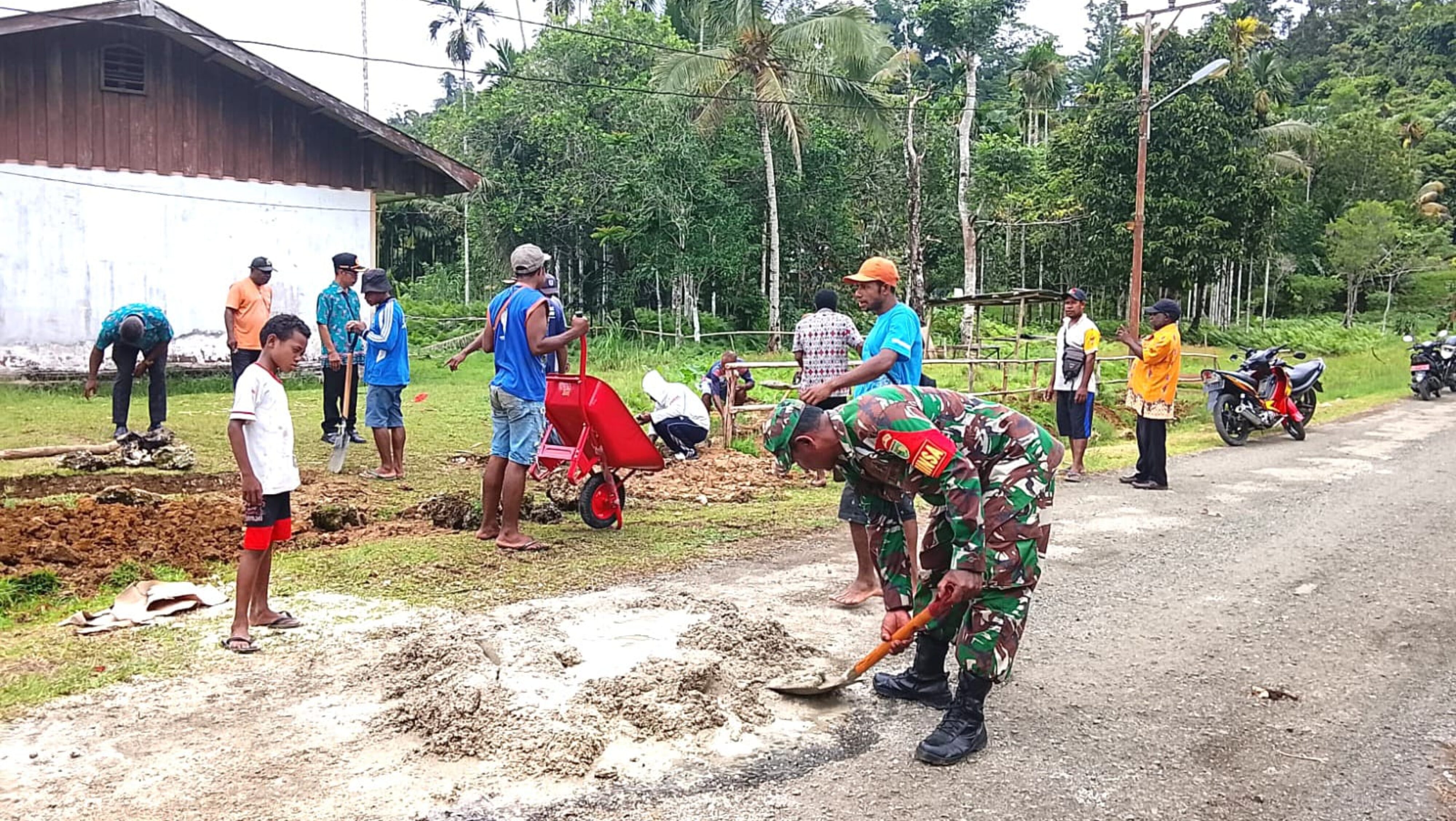 Babinsa Biak Utara Bantu Warga Bangun Pondasi Pagar Sekolah di Wilayah Binaan