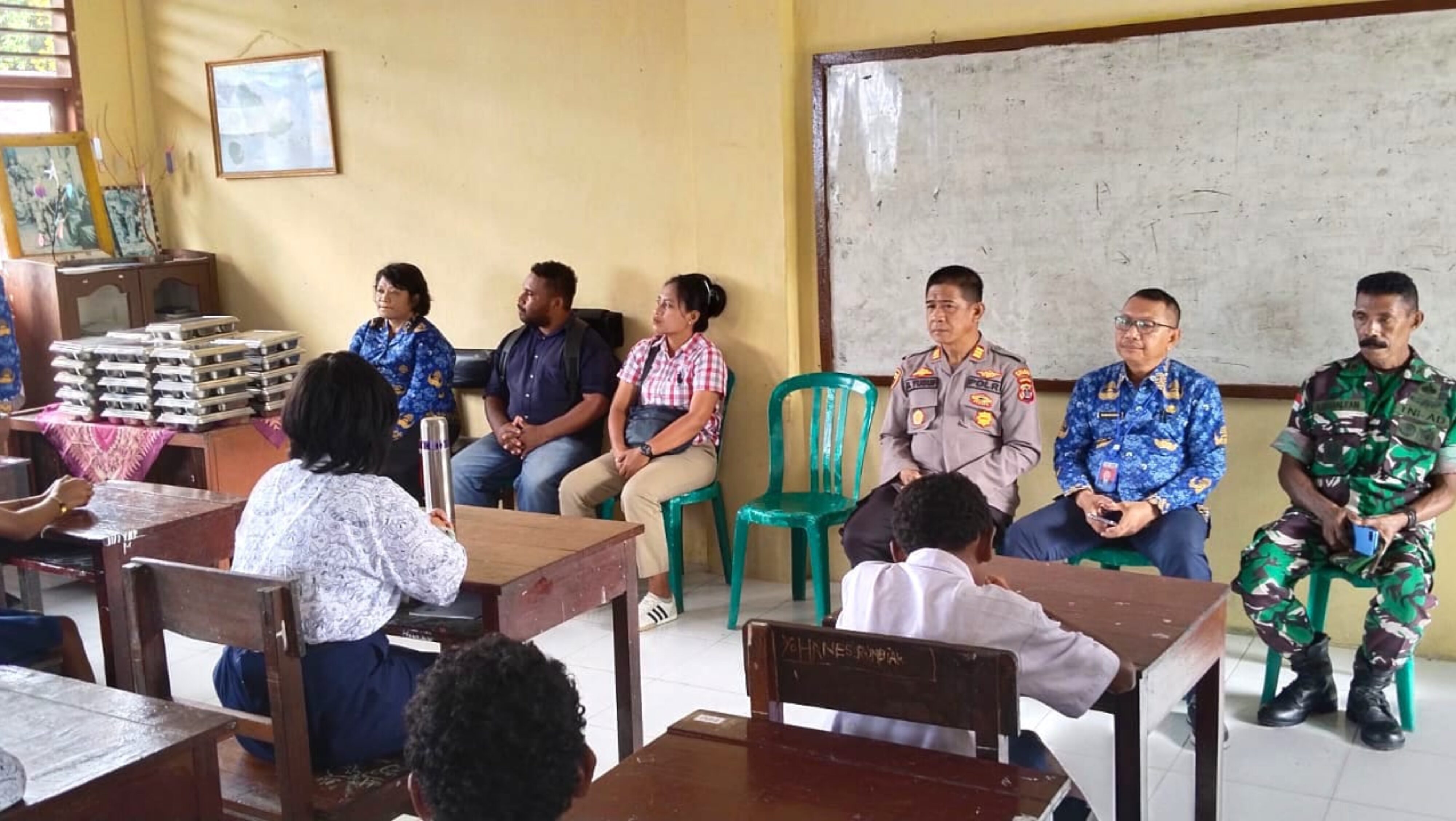 TNI Dukung Pemenuhan Gizi Anak Sekolah, Danramil Biak Kota Hadiri Launching MBG 