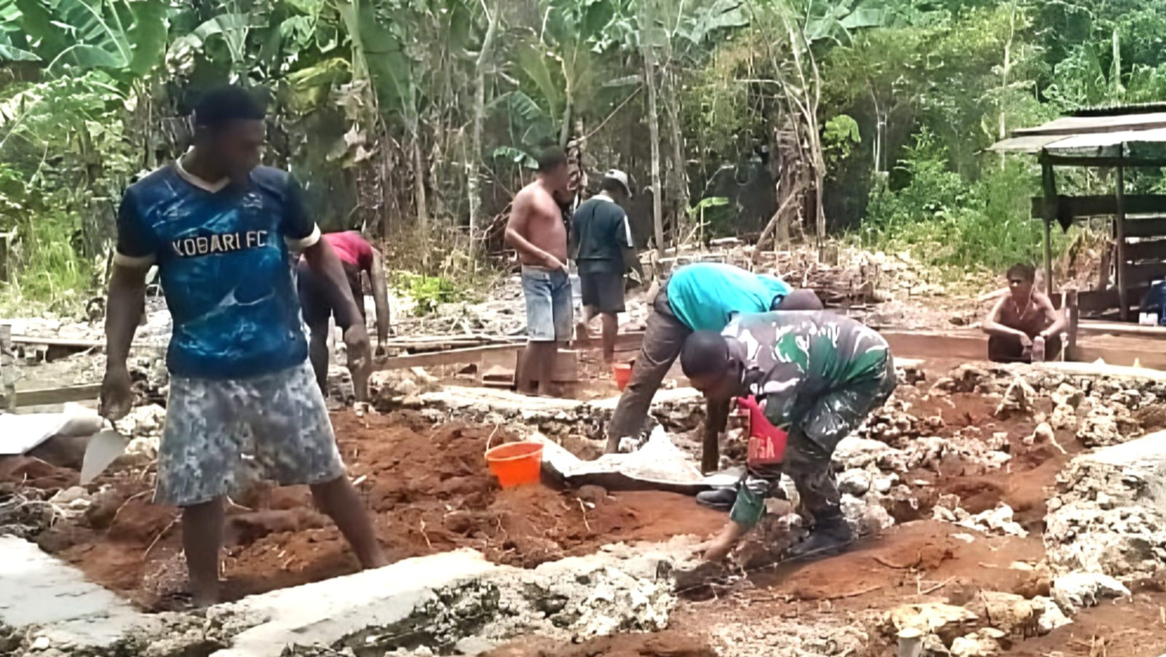 TNI Peduli, Babinsa Bantu Pembuatan Pondasi Rumah Warga Binaan