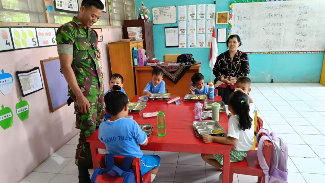 Dukung Generasi Sehat, Babinsa Dampingi Pembagian Program MBG di TK Hang Tuah