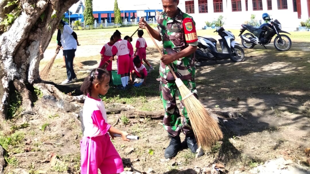 Peduli Lingkungan, Babinsa dan Murid TK Karmel Bosnik Kerja Bakti Bersama