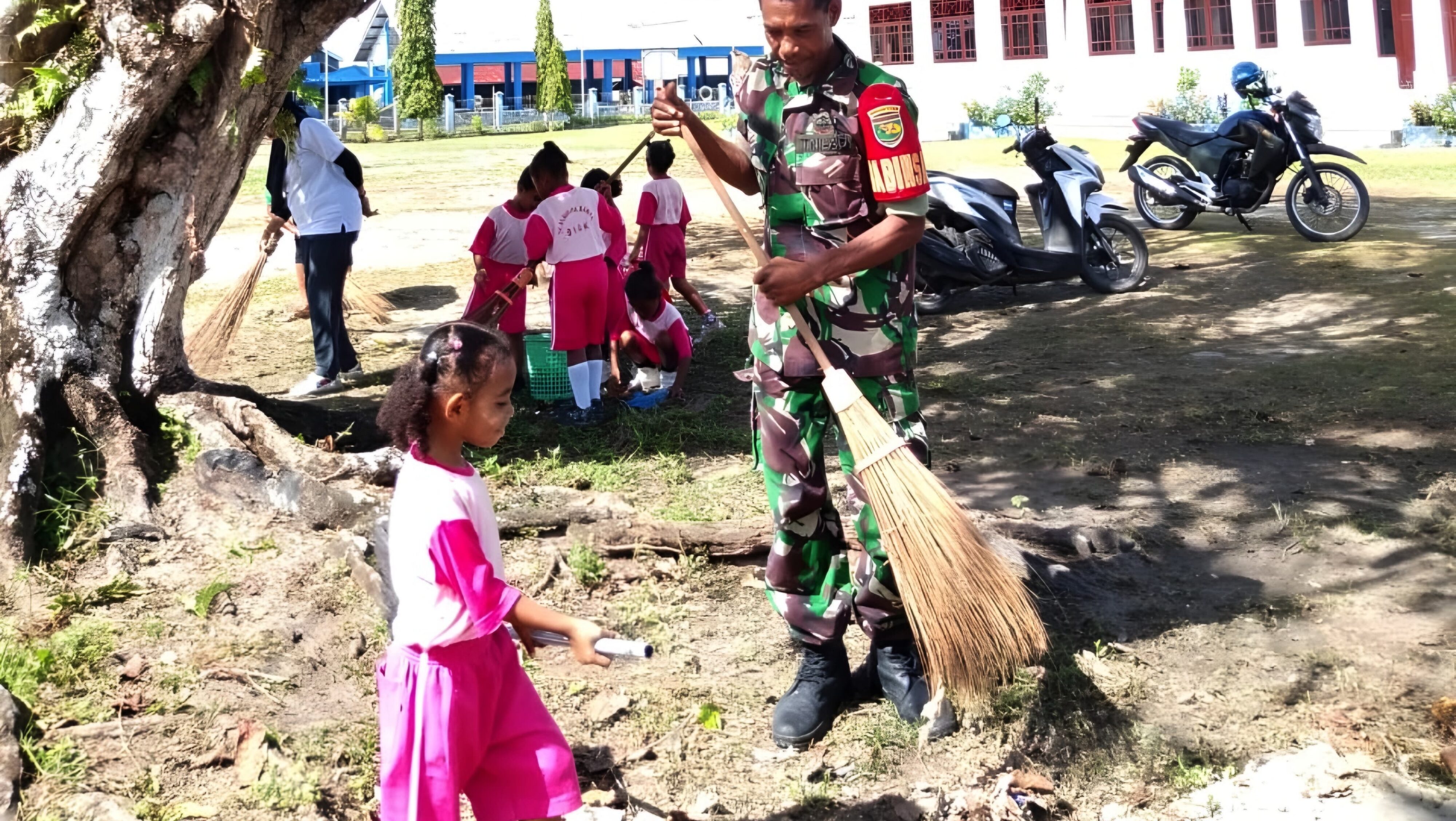 Peduli Lingkungan, Babinsa dan Murid TK Karmel Bosnik Kerja Bakti Bersama