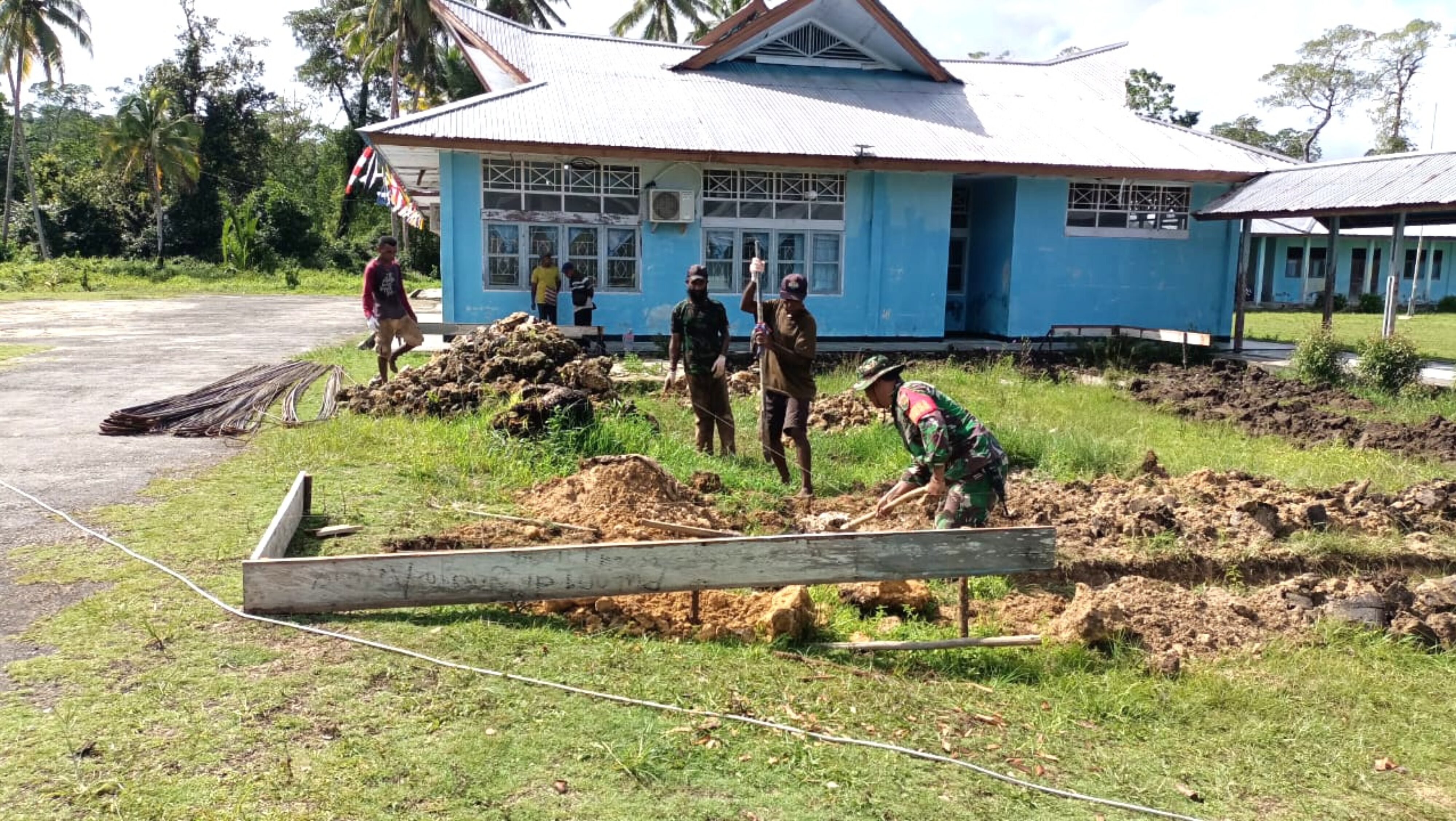 Untuk Masa Depan Anak Papua, Babinsa dan Warga Bangun Ruang Komputer SMKN Sopen