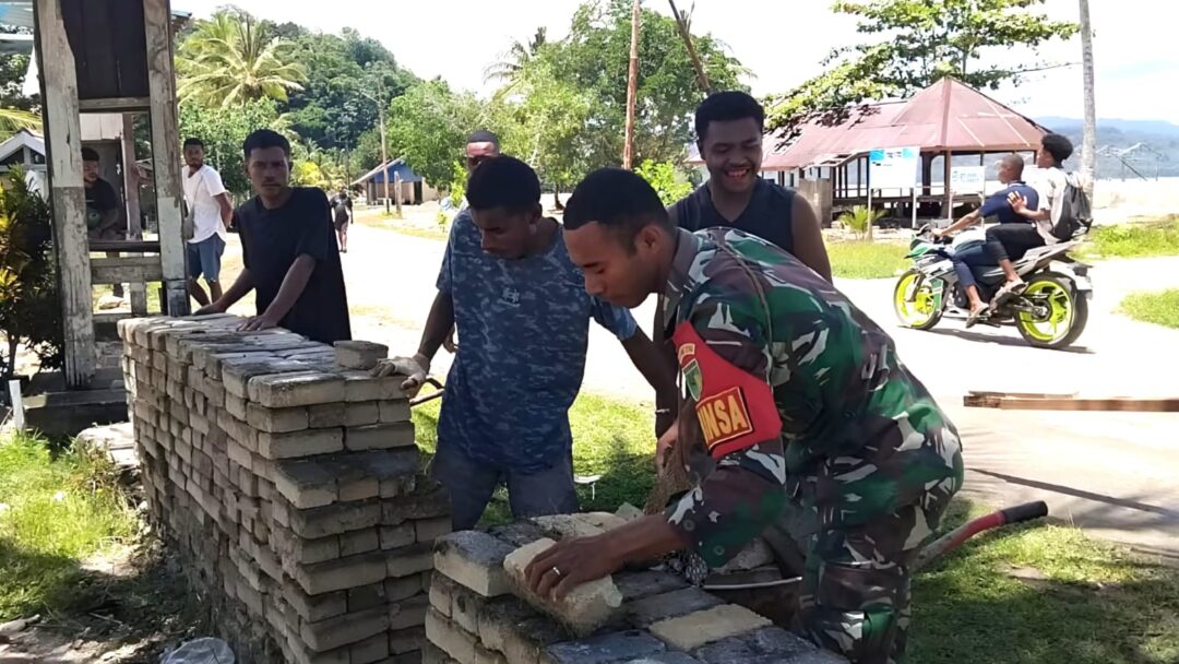 Semangat Gotong-Royong, Babinsa Supiori Utara Bantu Warga Rapikan Paving Block