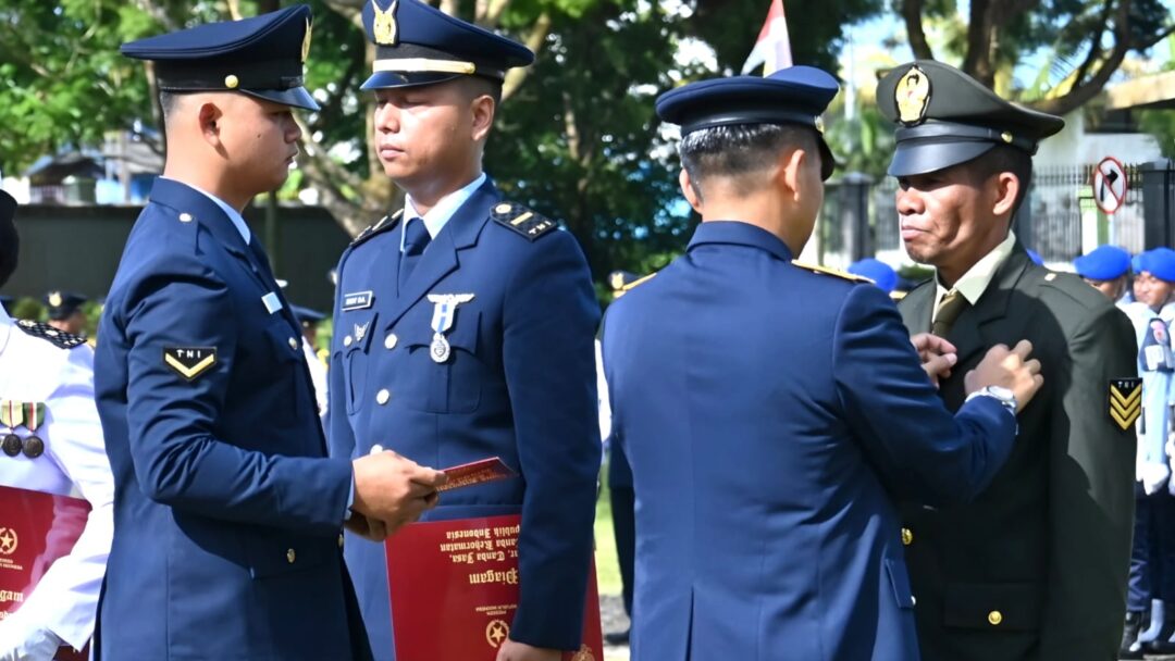 Babinsa Supiori Utara Terima Tanda Kehormatan Bintang Kartika Eka Paksi Nararya
