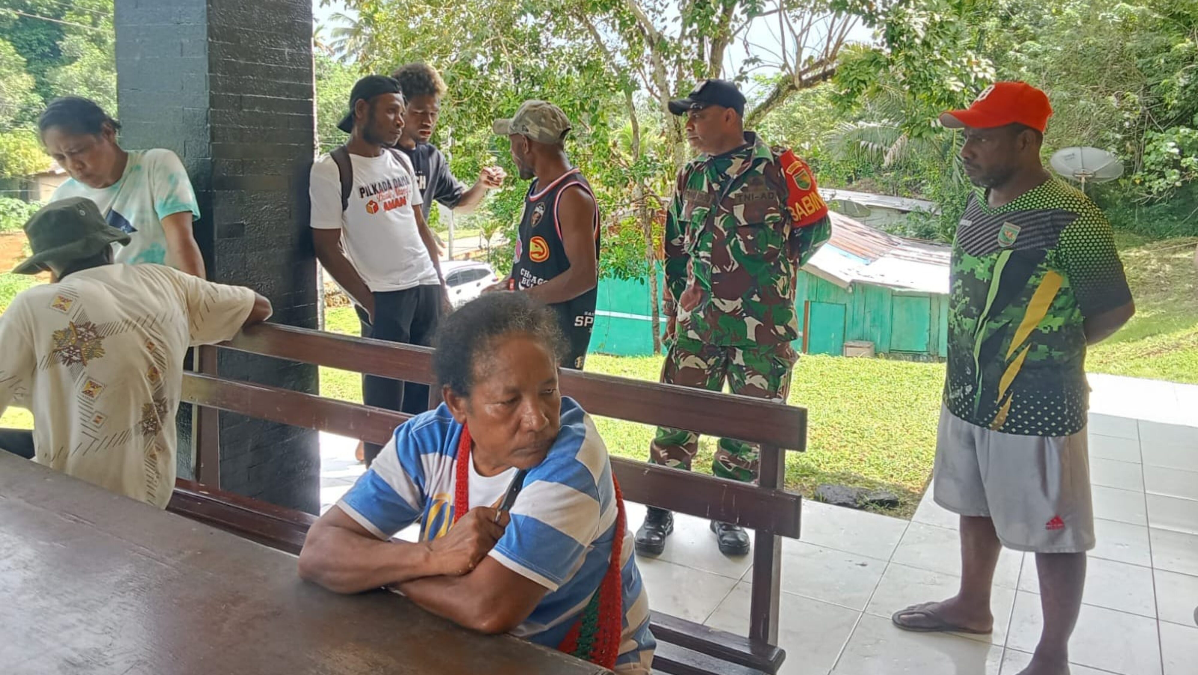 Peduli, Babinsa Biak Barat Dampingi Mediasi Antar Warga di Wilayah Binaan