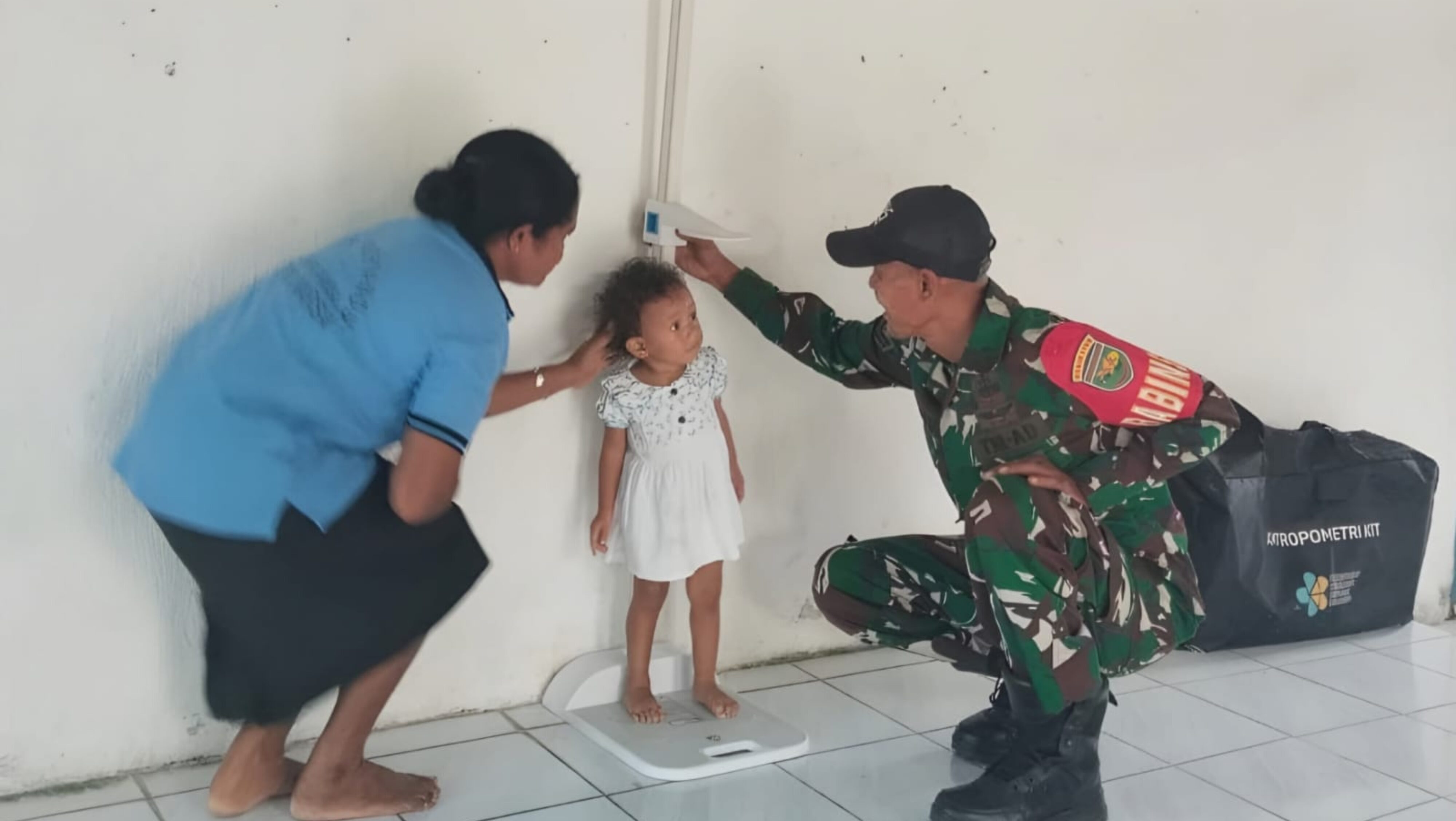 Peduli Kesehatan Bayi, Babinsa Warsa Aktif Dampingi Kegiatan Posyandu